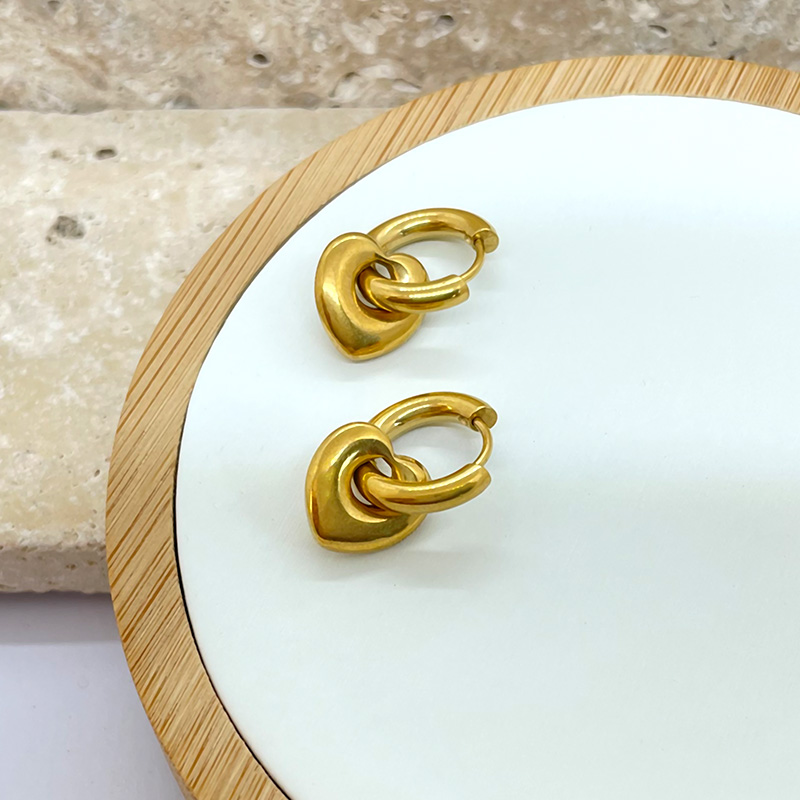 TARANOX® Ohrringe "Bold Heart" in Gold, mit Herzanhänger, aus Edelstahl, wasserfest - helle Ansicht