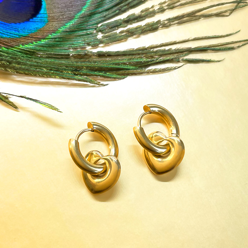TARANOX® Ohrringe "Bold Heart" in Gold, mit Herzanhänger, aus Edelstahl, wasserfest - Frontansicht