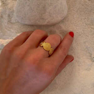 taranox-ring-playful-swirl-edelstahl-gold-tnx509-tragefoto