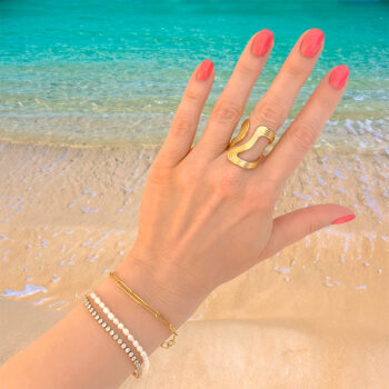 taranox-ring-wavy-glamour-edelstahl-gold-tnx530-tragefoto